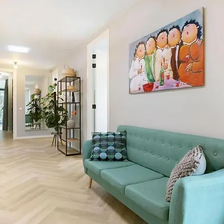 Semesterbostad Captivating 6-bed House In
