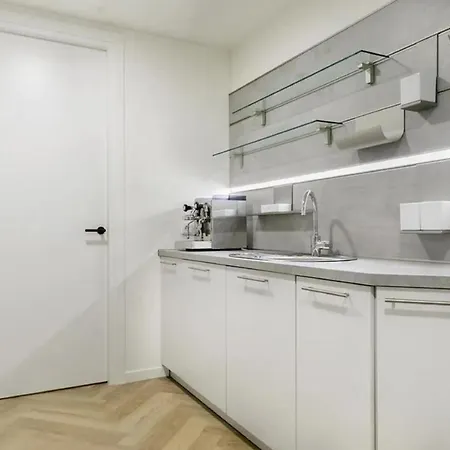 Semesterbostad Captivating 6-bed House In *