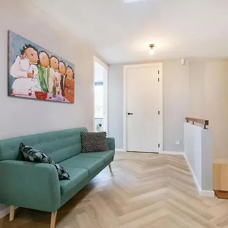Semesterbostad Captivating 6-bed House In *