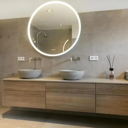 Semesterbostad Captivating 6-bed House In