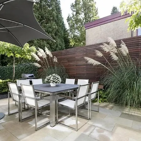 Semesterbostad Captivating 6-bed House In *