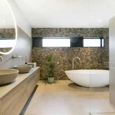 Captivating 6-bed House In
