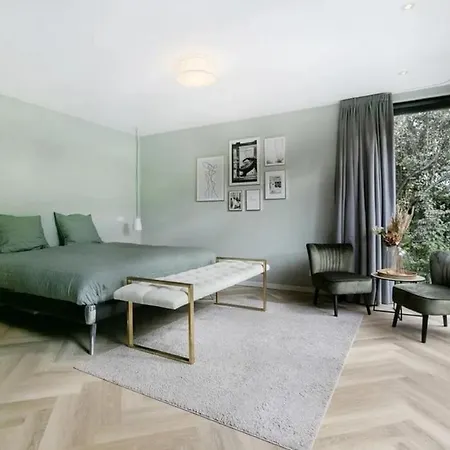Captivating 6-bed House In *