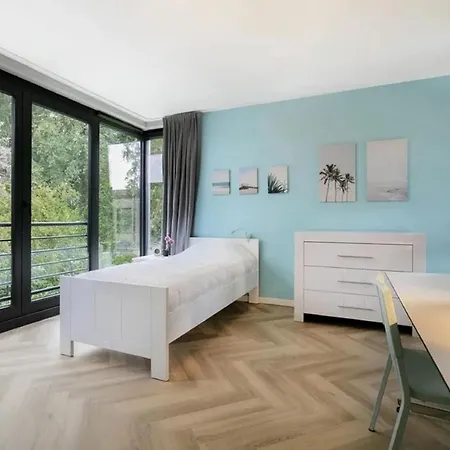 בית נופש Captivating 6-bed House In *