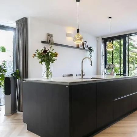 בית נופש Captivating 6-bed House In אמסטרדם